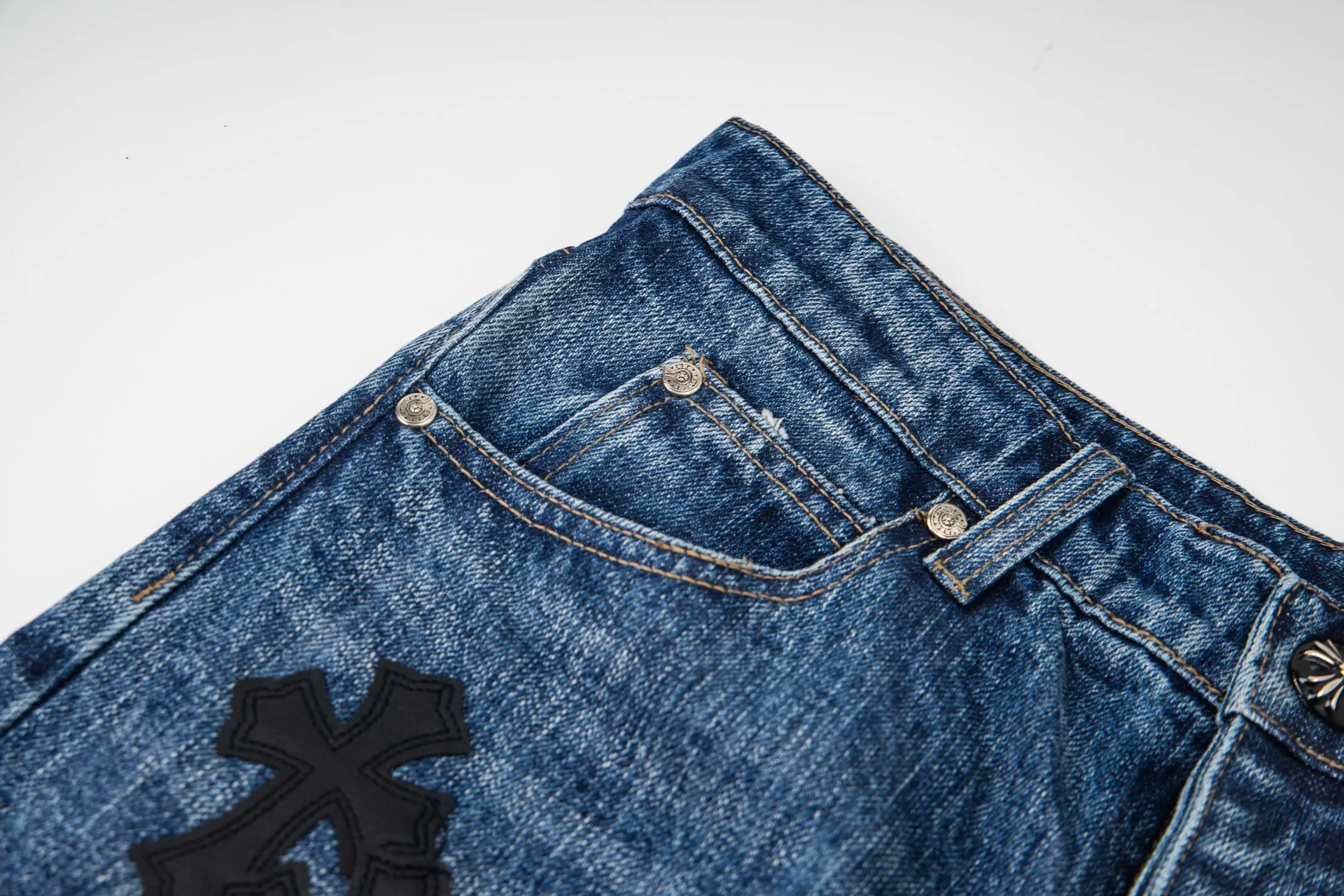 P240 Chrome Hearts Chrome Hearts blue pants, black and white multi-leather jeans, multi-leather label work jeans, ch jeans, all need to be washed and then disassembled and hand-stitched with sheepskin cross leather and then spliced to complete. The whole process is too complicated to describe. About Chrome Hearts This is an extremely luxurious fashion brand that can also be called the nobility of the high street. It has always been an exclusive brand for some hipsters or rich second generations. Compared with ordinary high streets, it is more luxurious and noble. Compared with luxury brands, it is more fashionable and individual. It has always been a brand that I have a special liking for. Style number: 1790# Color: blue Size: 28 30 32 34 36